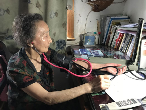 达奶奶在为自己量血压